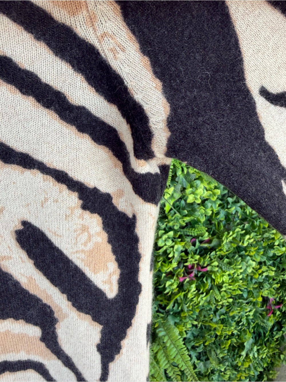Bloomingdale’s 100% Cashmere Sweater XS S Animal Zebra Print Quiet Luxury - Picture 6 of 7